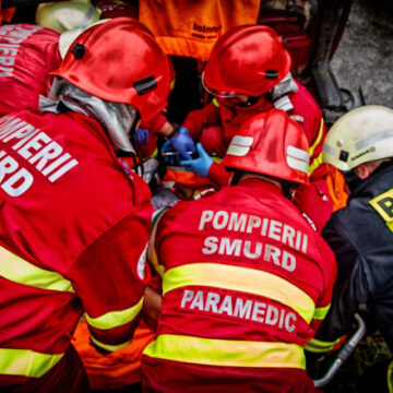 O femeie a căzut de la etajul patru al unui bloc din Huedin