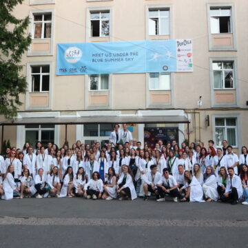 6bee91e1dd5947559f4d654d74c870b0.JPG Experiență unică, la Cluj, pentru zeci de elevi din toată țara! Tinerii experimentează viața de student la Medicină, în tabăra organizată de UMF Cluj