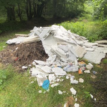 Încă avem, probleme cu lipsa de civilizație. Morman de deșeuri din construcții în Făget, plămânul verde al Clujului – FOTO