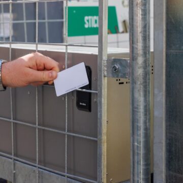 Prea mult smart strică! Clujenii de pe o stradă nu pot arunca gunoiul pentru că nu le merge cartela