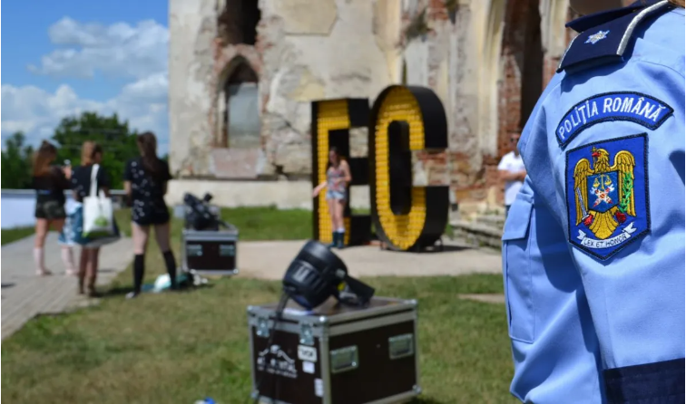 91ceaa305871e239791b3db78709dd2c.png Festivalieri prinși cu droguri la Electric Castle. S-au ales cu dosare penale