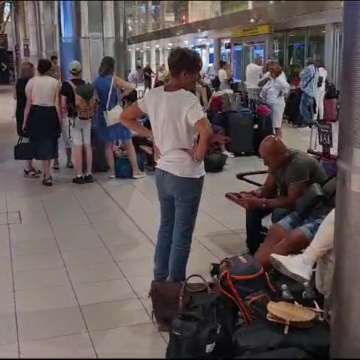 9860c77194c7a452a8bdd6311ec725f5.png Wizz Air e făcută ”companie nesimțită” de turiștii abandonați în Bologna. Compania se apără – VIDEO