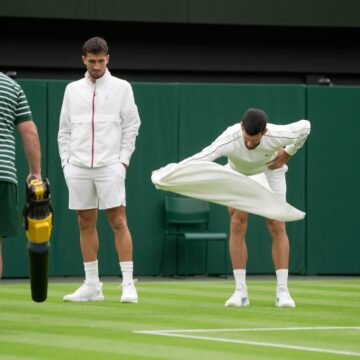 Djokovic-Wimbledon-2.jpg Novak Djokovic, omul bun la toate la Wimbledon! VIDEO
