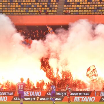 Fanii Stelei au dus un coșciug și o cruce cu FCSB în Ghencea
