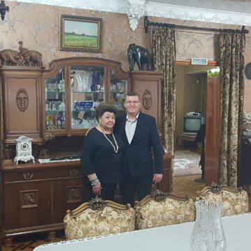 Casa fostului președinte al Kazahstanului, mobilată în întregime cu MOBILĂ din ARDEAL. Povestea ”Vitrinei vânătorului”, cadou de la Ceaușescu – FOTO
