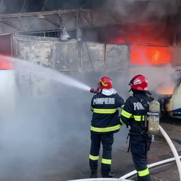 Depozitul UNIX din Cluj-Napoca a ars vineri seara! Un BRAV pompier a fost rănit, două case afectate și câteva mașini au ars – VIDEO