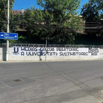 aba45a5513f505f61c33102ed1b49551.jpeg Gestul superb al fanilor Universității Cluj! Cum își arată susținerea față de echipa favorită: „Echipa este iubită peste tot, mai puțin de LPF”
