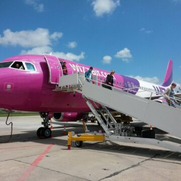ad8df7ef6c6b71a9c23a248bf9519354.jpg WIZZ AIR continuă să îi UMILEASCĂ pe clujenii abandonați la Bologna! Nu-și pot cere banii înapoi, pentru că zborul apare efectuat – FOTO