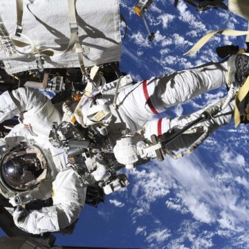 astronauti.jpg Astronomii confimă teoria relativității a lui Einstein. Timpul pare să treacă de cinci ori mai lent în Universul timpuriu, arată un studiu