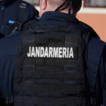 b05cd1c35de326f0d847ec702ce15543.jpeg Rușinos! Jandarmi condamnaţi după ce au fost prinşi că lucrau la o terasă de pe litoral, în timpul programului. Serveau la masă