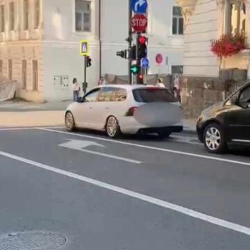 b4f977fda9f48c86055966be4aa1da6a.jpeg Cu geamul deschis și cu muzica tare, pe străzile din centrul Clujului! Merită o amendă șoferul „șmecher”? – VIDEO
