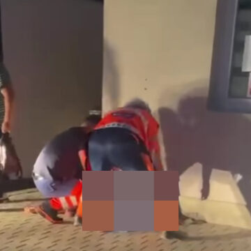 ba84c2333d67cd5553a56ef19d986c99.jpg O femeie a născut pe trotuar, în fața maternității, pentru că nu a fost primită în spital – VIDEO