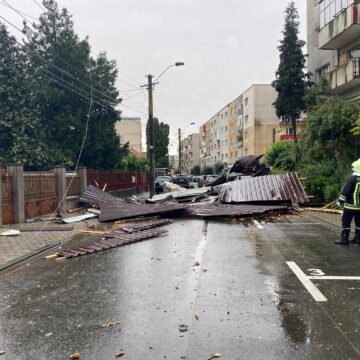 Efectele furtunii din Cluj: 7 misiuni pentru degajarea arborilor, acoperișul unei case a ajuns pe drum, acoperișul unui bloc a căzut peste mașini – VIDEO