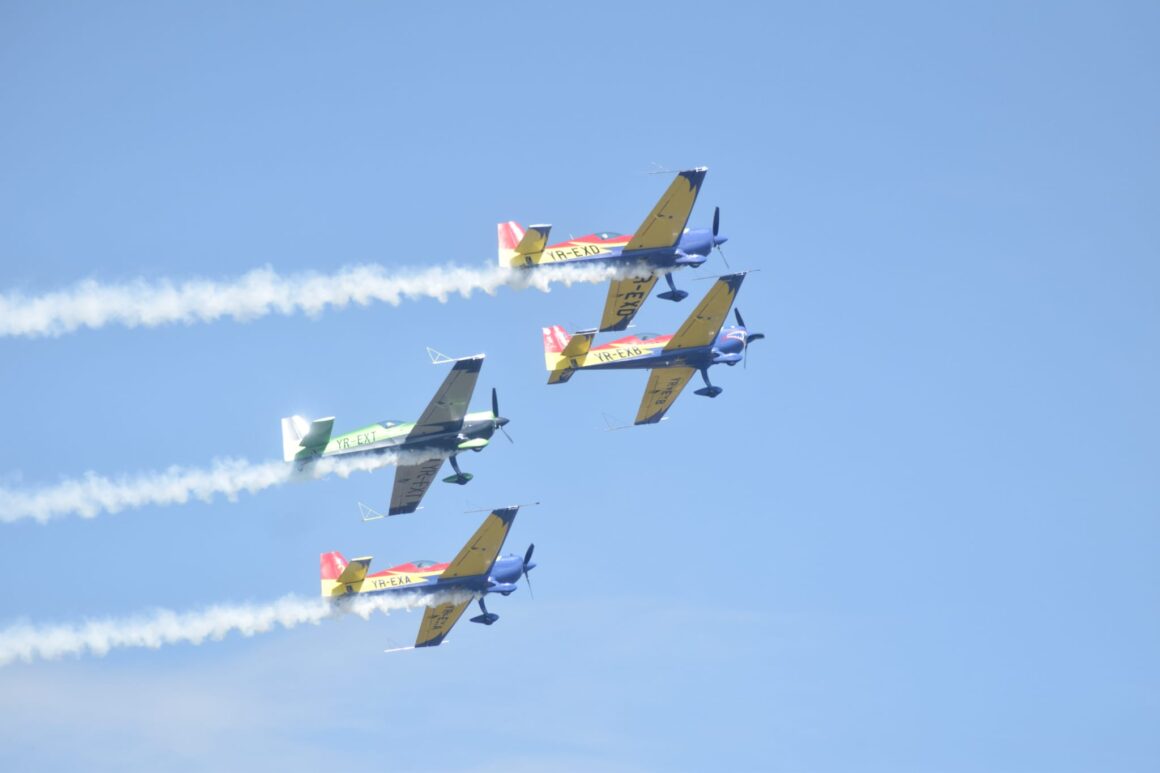 e377750fb09aa919724eb3e887ed39bd.jpeg Show total la mitingul aviatic de la Dezmir! Șoimii României au fot vedetele zilei – Galerie FOTO