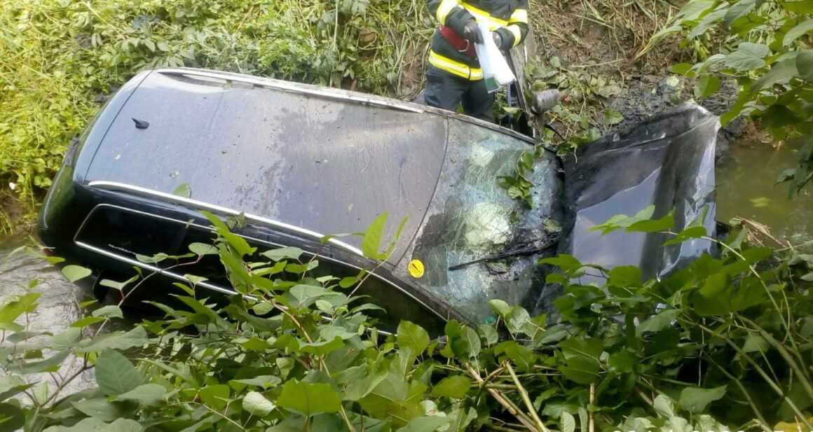 Cluj – O mașină a căzut în Valea Fizeșului, în urma unui accident greu explicabil – FOTO