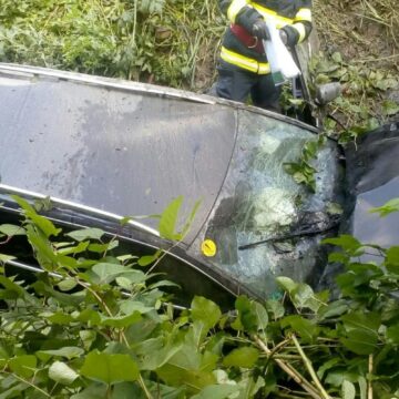 Cluj – O mașină a căzut în Valea Fizeșului, în urma unui accident greu explicabil – FOTO