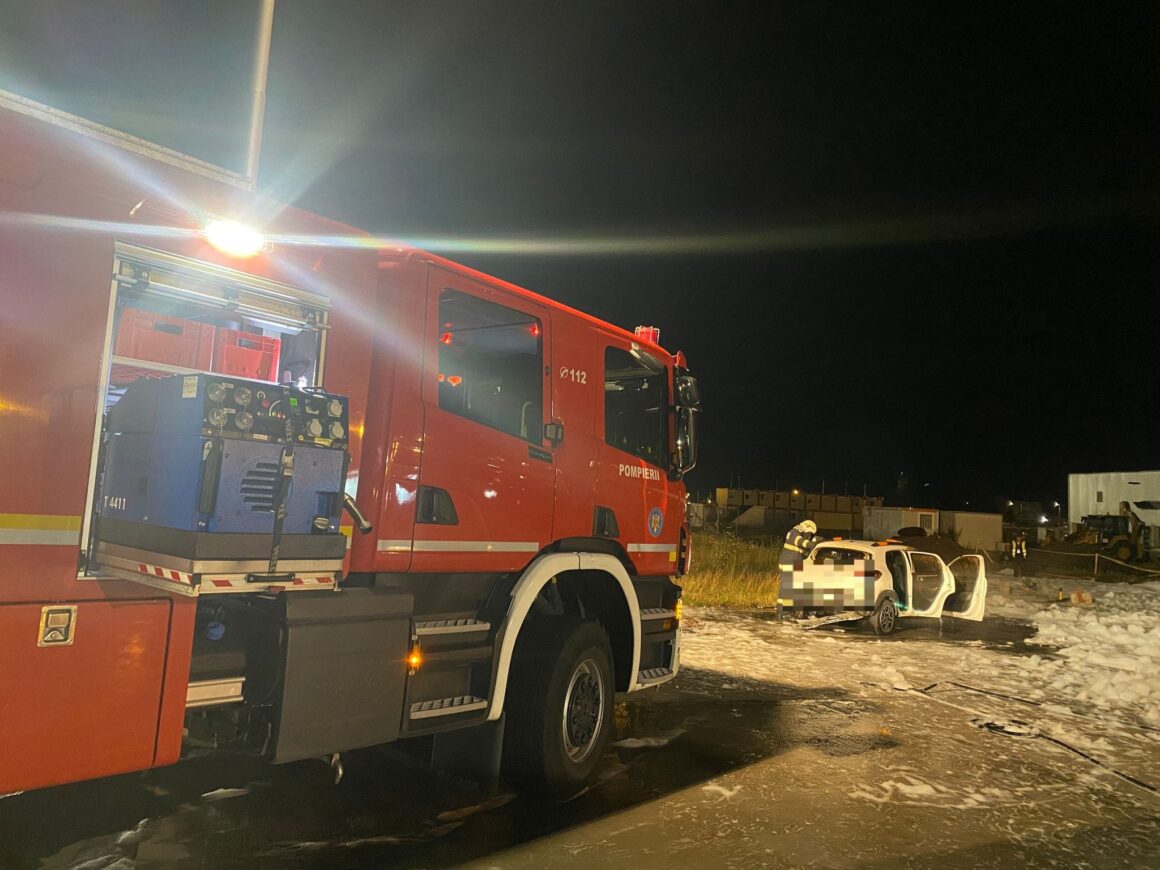 O mașină electrică a ars la Aeroportul Cluj în mod inexplicabil – FOTO
