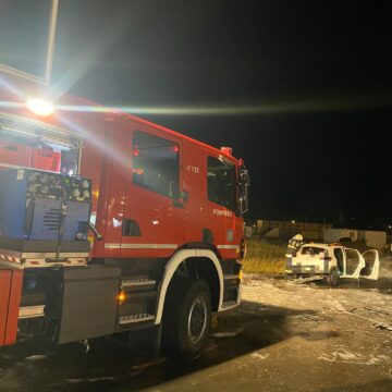 O mașină electrică a ars la Aeroportul Cluj în mod inexplicabil – FOTO