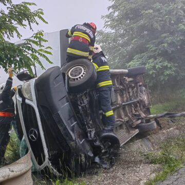 Microbuz răsturnat lângă Gherla. Șoferul a adormit la volan. Cinci persoane au fost preluate de SMURD