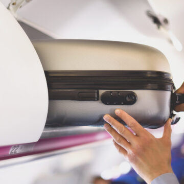 hand-luggage-compartment-with-suitcases-in-airplan-2021-08-26-20-11-48-utc-scaled.jpg „Acest om chiar a urinat pe scaun”. Pățania unui bărbat care a zburat la Istanbul