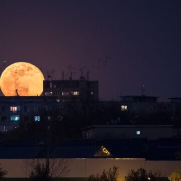 hepta_5109230-scaled.jpg FOTO. Imagini uimitoare oferite de „Superluna Buck”. Cea mai mare lună plină din iulie a făcut spectacol pe cer în întreaga lume