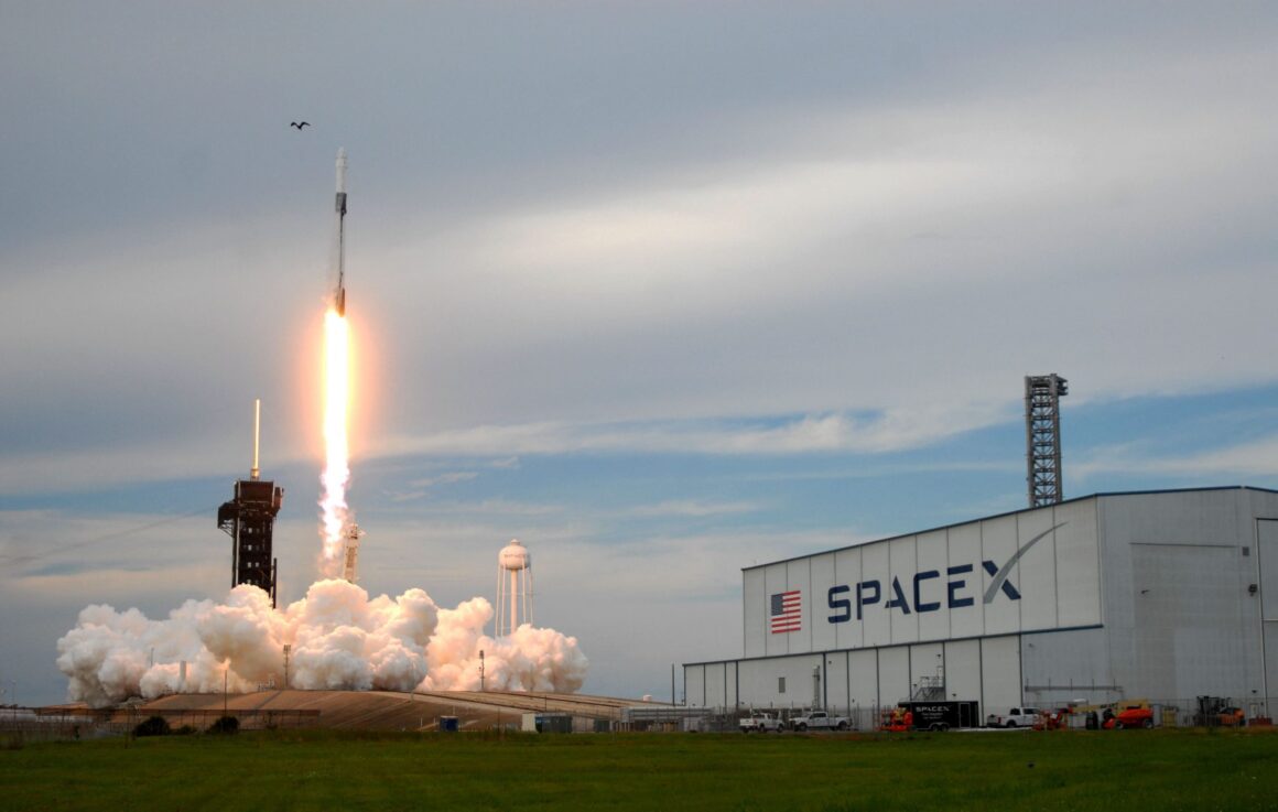 hepta_7145451-scaled.jpg VIDEO. Space X lansează Falcon Heavy. Cel mai mare satelit construit vreodată de Maxar Technologies decolează de la Centrul Spațial Kennedy din SUA