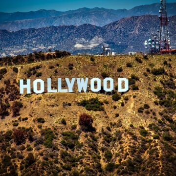 Sute de angajaţi de la Hollywood au stat la coadă pentru mâncare și donații, în plină grevă a scenariştilor şi actorilor: „Nu suntem toţi milionari”