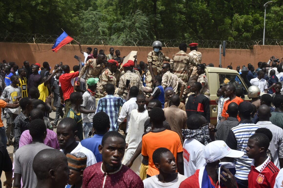 profimedia-0793060722.jpg Halucinant! În Niger, oamenii cer venirea Rusiei la putere și dau foc steagurilor Franței