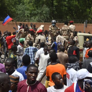 Halucinant! În Niger, oamenii cer venirea Rusiei la putere și dau foc steagurilor Franței