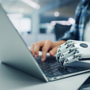 shutterstock_2083343662-897x500-1.jpg Inteligența artificială generează concedieri în domeniul tehnologic. Ce companii reduc forța de muncă umană din cauza A.I.
