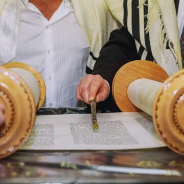 Un suedez a primit aprobarea să ardă Biblia și Tora în fața Ambasadei Israelului din Stockholm. Ce reacție a venit de la Tel Aviv
