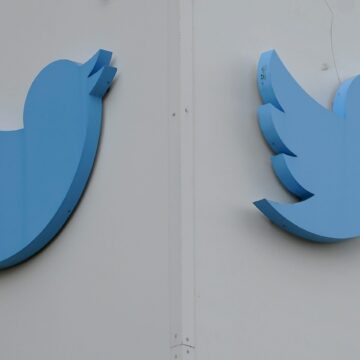 twitter-logo-scaled.jpg Twitter, acționată în instanță pentru o taxă legală de 90 de milioane de dolari. Reacția unui fost director: „O, Doamne Dumnezeule!”