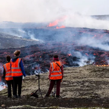 FOTO. Erupția unui vulcan din Islanda a provocat câmpuri de lavă și gaze toxice. Avertismentul dat de autorități