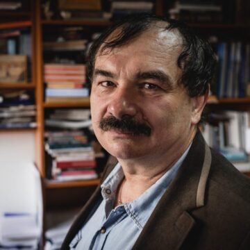 0df7931bb46d79e48c41e87b367b1649.jpg Mircea Miclea: E o modă acum, că trebuie să-i lăsăm pe copii să facă numai ce le place lor să facă! E gargară. Lumea adulților e haină și are reguli