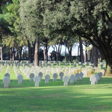 1-114.jpg Orașul din Italia care a ajuns să-și vândă cimitirele. Autoritățile locale se plâng că nu mai au bani să le întreținem