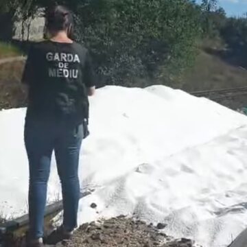 Amendă usturătoare pentru o companie de transport din Cluj de la Garda de Mediu! S-au scurs peste 25 de tone de uree din trenul cu care transporta marfă