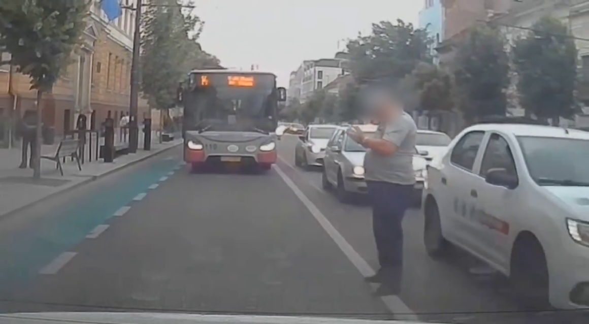 1fbd7bd7b757c314eb312c35ed0f25dd.png Șoferul CTP dat cu spray de un taximetrist a fost amendat și a rămas pieton – VIDEO