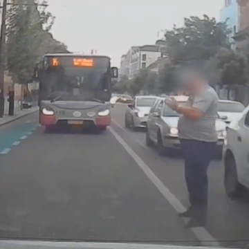 Șoferul CTP dat cu spray de un taximetrist a fost amendat și a rămas pieton – VIDEO