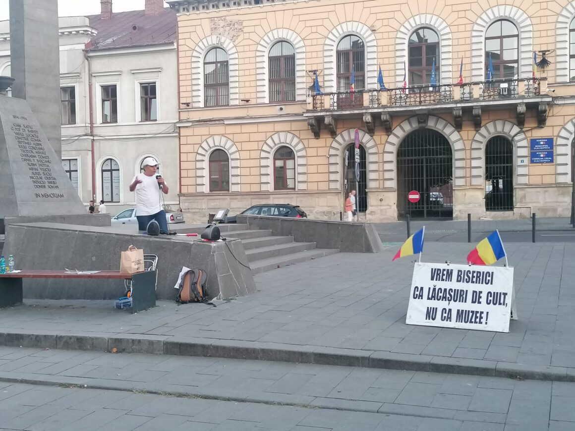 Chiar oricine poate protesta în Cluj-Napoca. Un bărbat a ocupat pietonala de pe Eroilor cu pancarte – FOTO