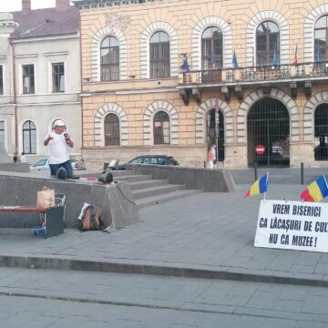 Chiar oricine poate protesta în Cluj-Napoca. Un bărbat a ocupat pietonala de pe Eroilor cu pancarte – FOTO