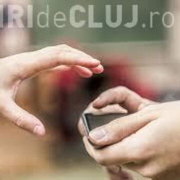 203fdaa199221b8443a596b12f408e4d.jpg VIDEO- Hoț surprins pe camerele de supraveghere. A furat un telefon din mâna unui copil și a fugit cu el