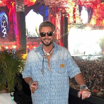 22e7b3116a02715a41aaaa3aeec3ee7c.jpeg Cătălin Botezatu, „aroganțe” de 100.000 de euro la festivalul din Cluj. Celebrul creator de modă a atras toate privirile – FOTO