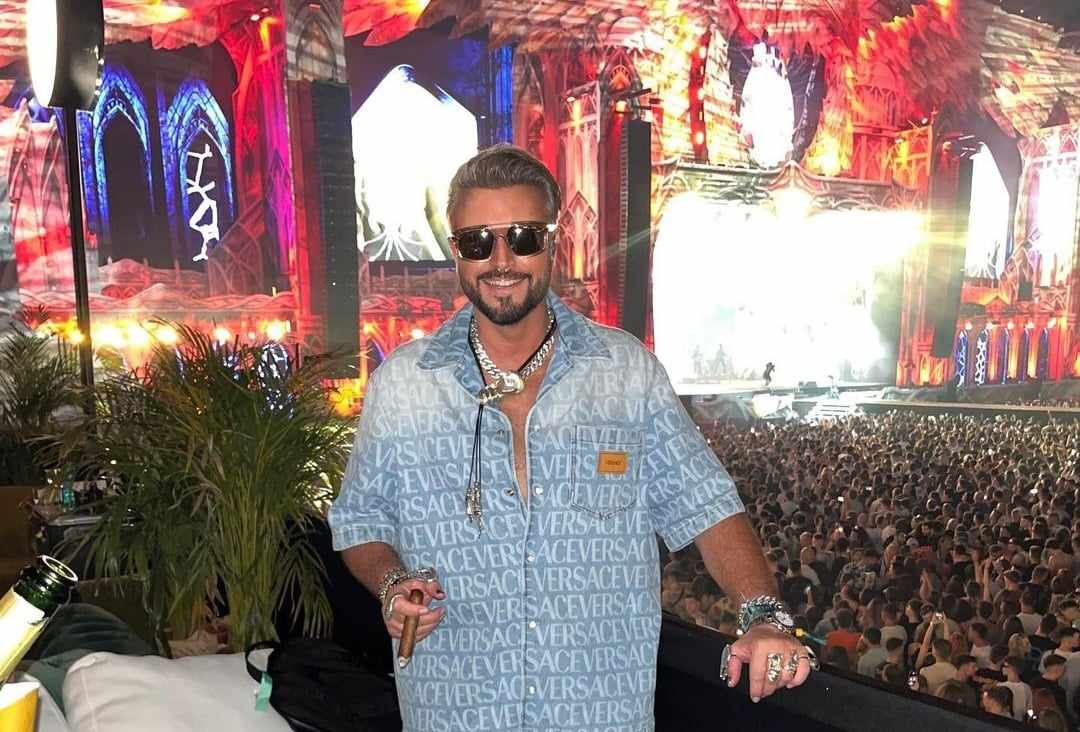 22e7b3116a02715a41aaaa3aeec3ee7c.jpeg Cătălin Botezatu, „aroganțe” de 100.000 de euro la festivalul din Cluj. Celebrul creator de modă a atras toate privirile – FOTO