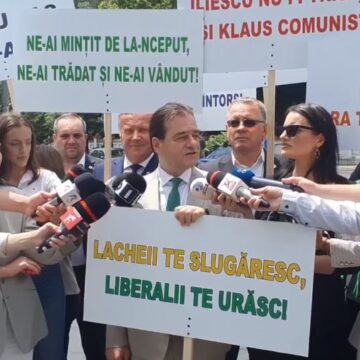 28c33f26e069cda2afaff8c3f53cc7be.jpeg Forța Dreptei: Eliminarea pensiilor speciale a devenit mascarada complicităților dintre CCR și coaliția PSD-PNL