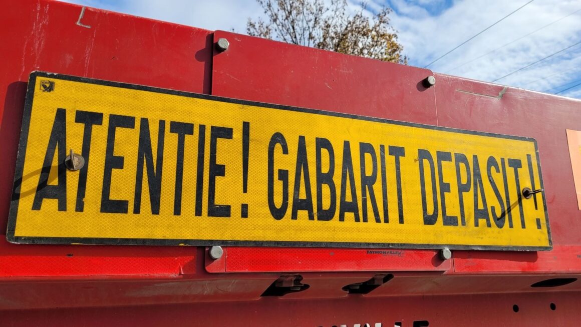 Traficul din Cluj, îngreunat din cauza transportului agabaritic! Pe unde va trece camionul care transportă o structură metalică