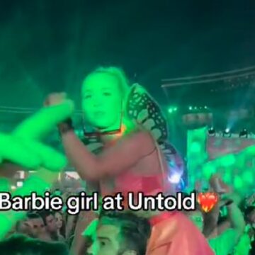 ”Barbie girl” a aterizat la Untold ți a avut o costumație de atras privirile. ”Ken” o ținea pe umeri – VIDEO