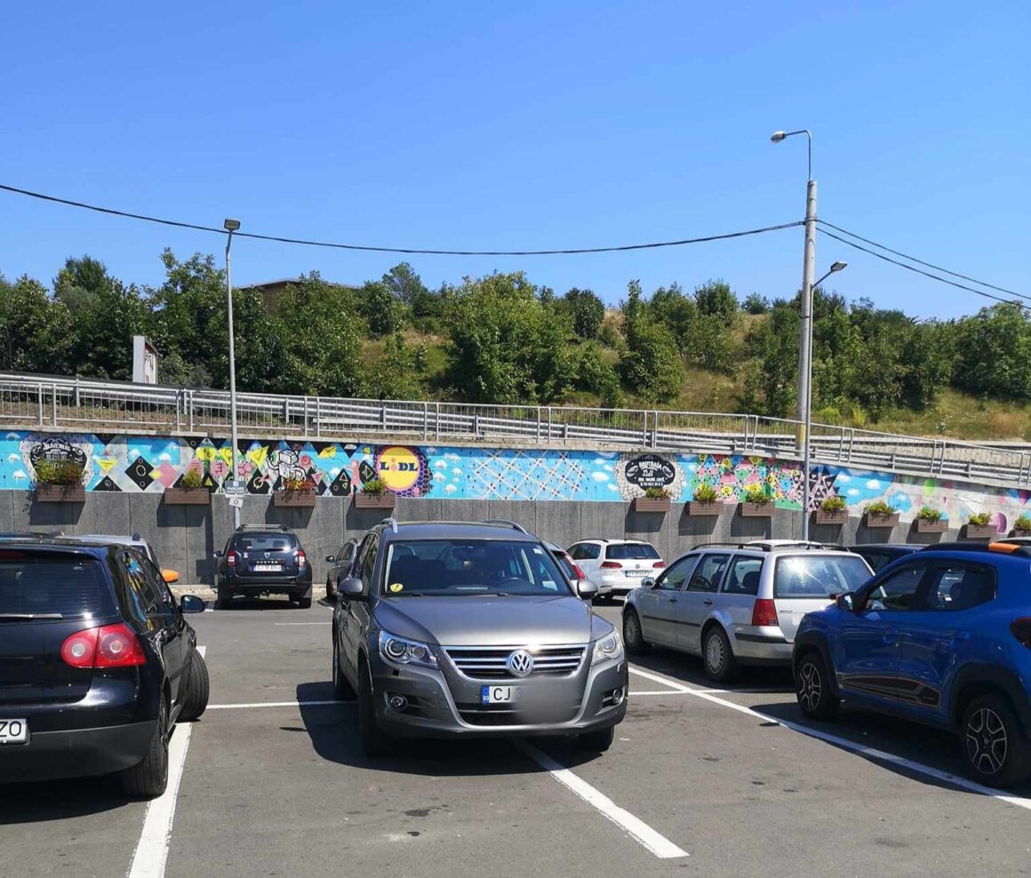 4117c1ab7f1b8b72aff3389b1741036d.jpeg Asta da parcare! Un șofer a ocupat cu „bolidul” patru locuri în parcarea unui supermarket din Cluj-Napoca, șoferii s-au minunat – FOTO