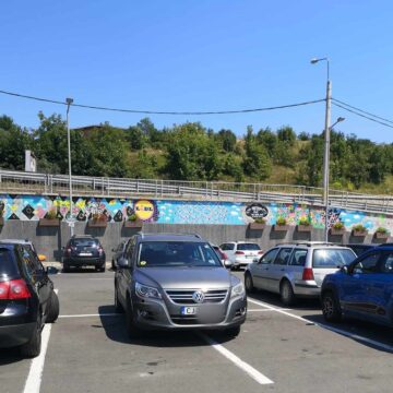 Asta da parcare! Un șofer a ocupat cu „bolidul” patru locuri în parcarea unui supermarket din Cluj-Napoca, șoferii s-au minunat – FOTO