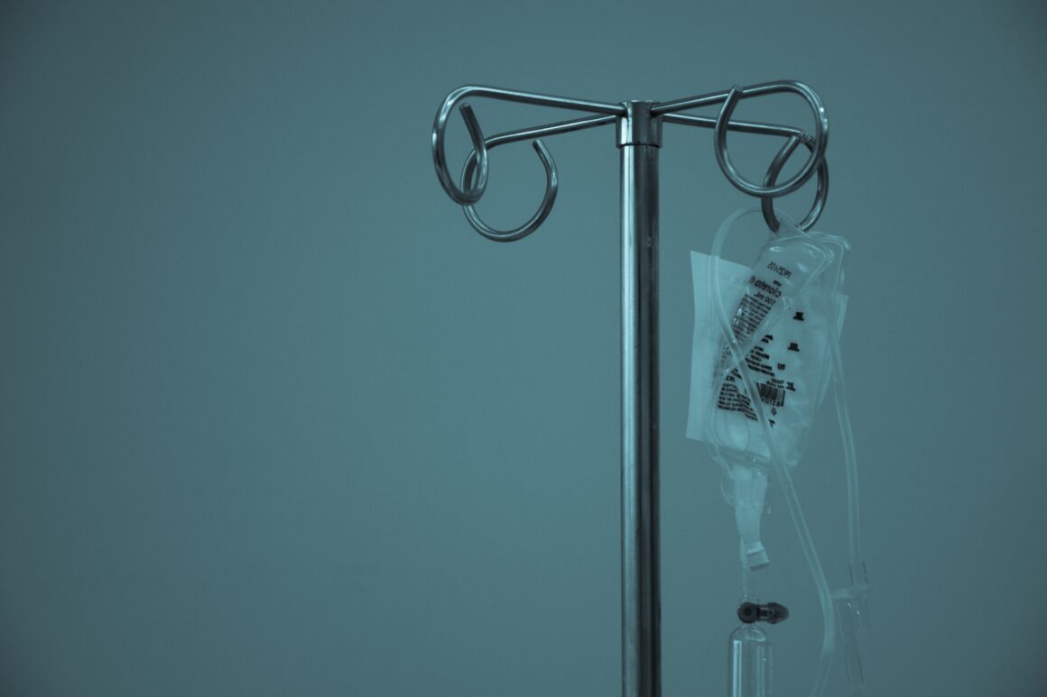 415dd7dc039b5d2eab542c6e085e5f49.jpg Un bărbat a fost păcălit de o ,,amică” că suferă de cancer. Femeia i-a vândut suplimente alimentare de 60.000€ pe post de pastile