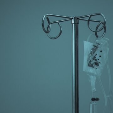 415dd7dc039b5d2eab542c6e085e5f49.jpg Un bărbat a fost păcălit de o ,,amică” că suferă de cancer. Femeia i-a vândut suplimente alimentare de 60.000€ pe post de pastile
